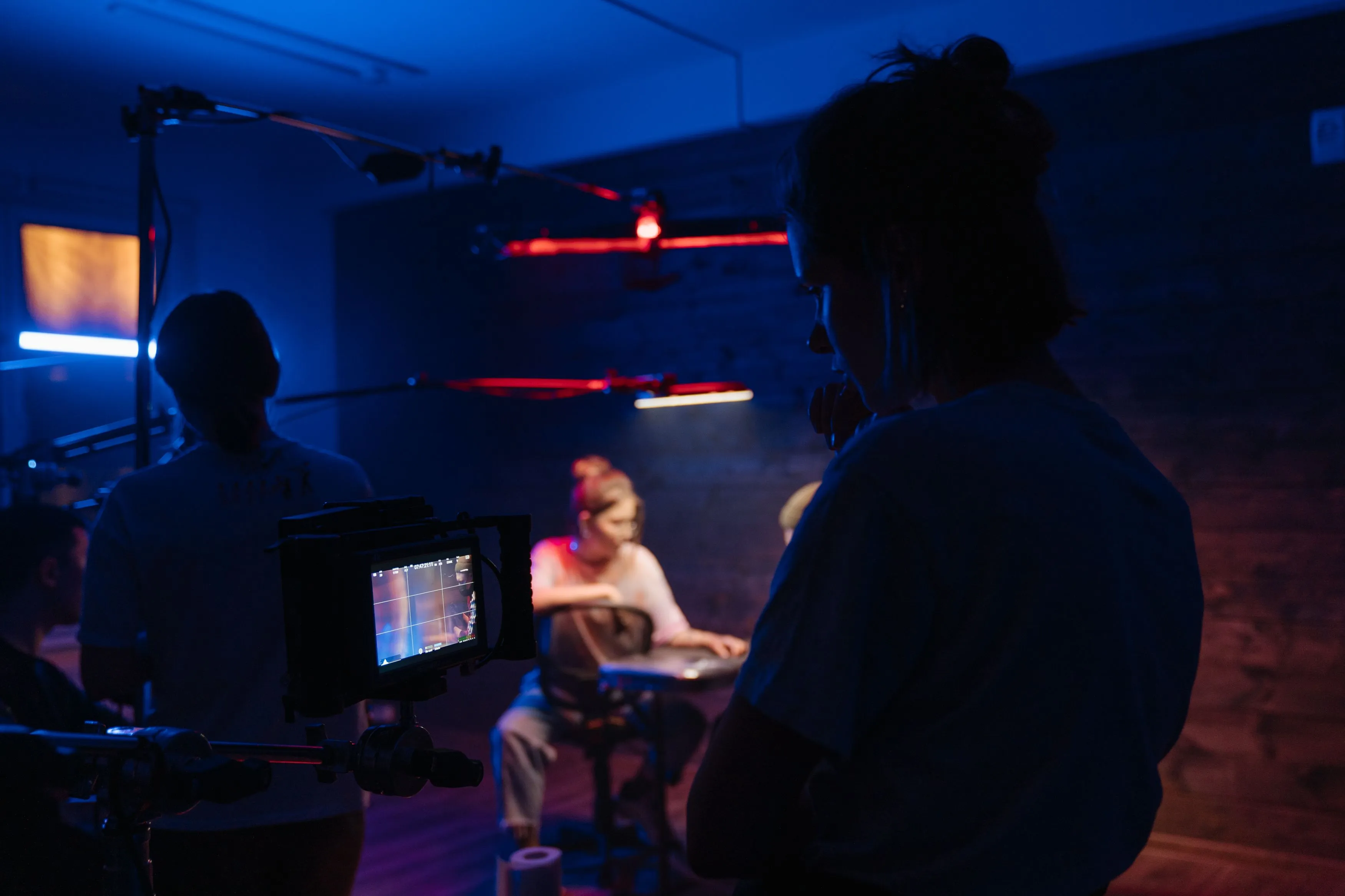Equipo de EEC Entertainment produciendo contenido en set