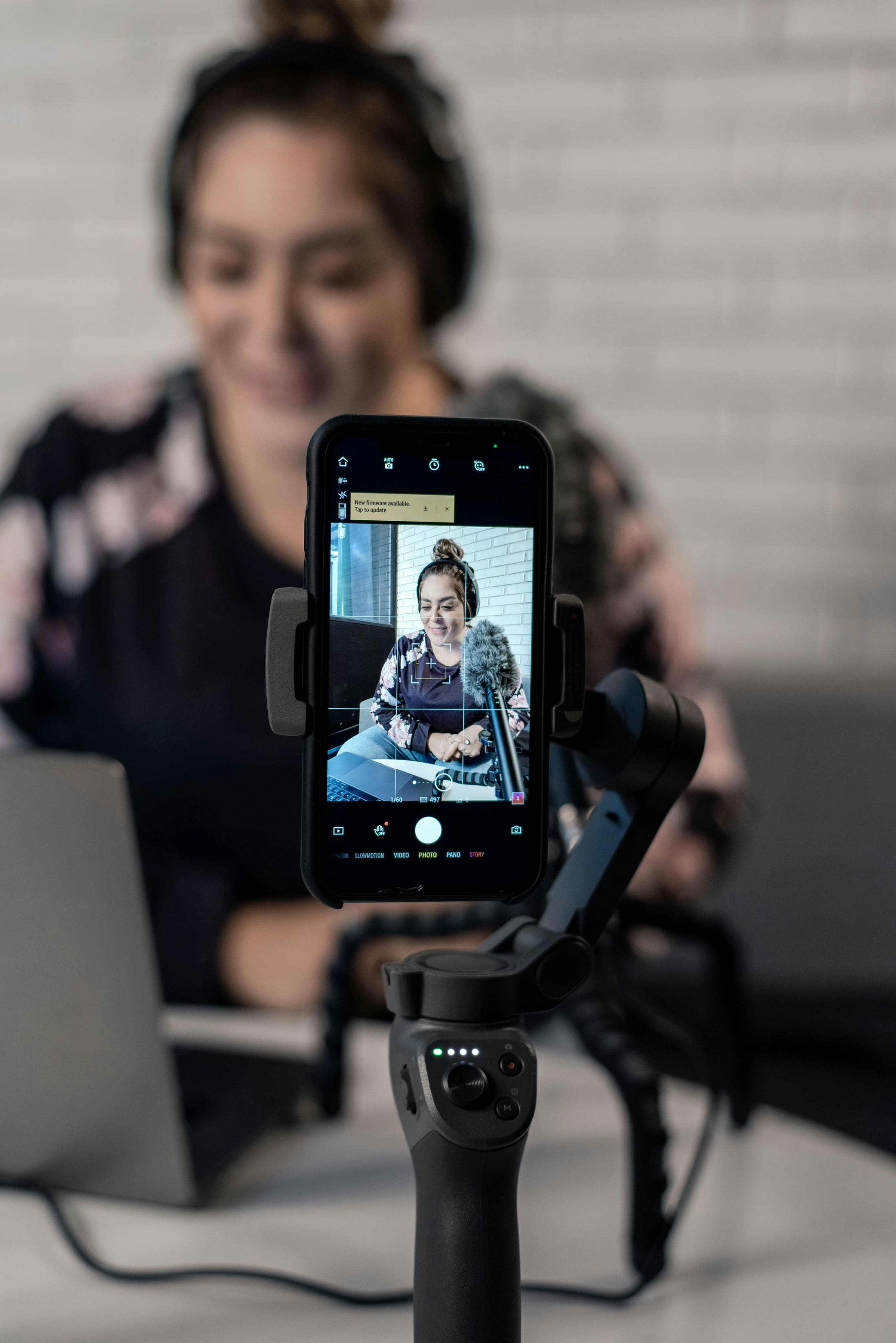 Creador de contenido grabando con su teléfono en un gimbal