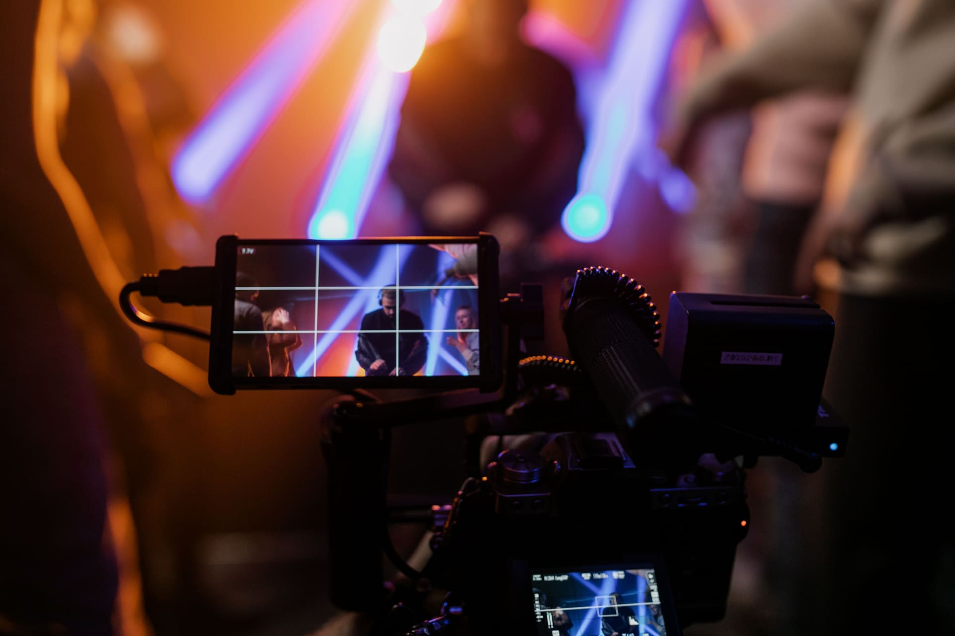 Equipo de producción de EEC Entertainment trabajando detrás de cámaras en un evento