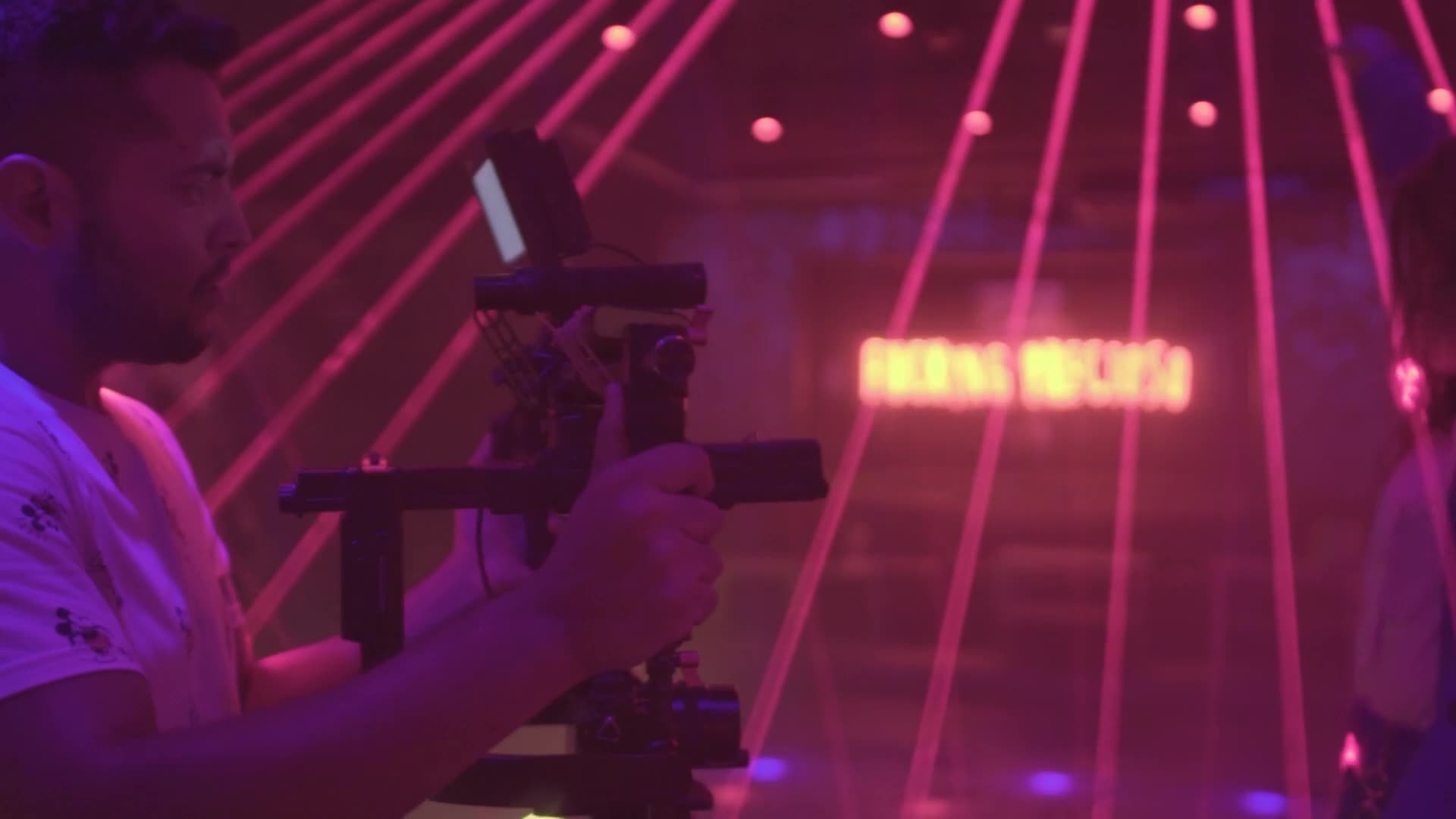 Equipo de EEC Entertainment en una sesión de producción